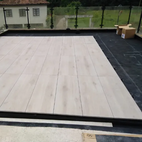 montaje de estructura de madera para la cubierta de un chalet en la rioja